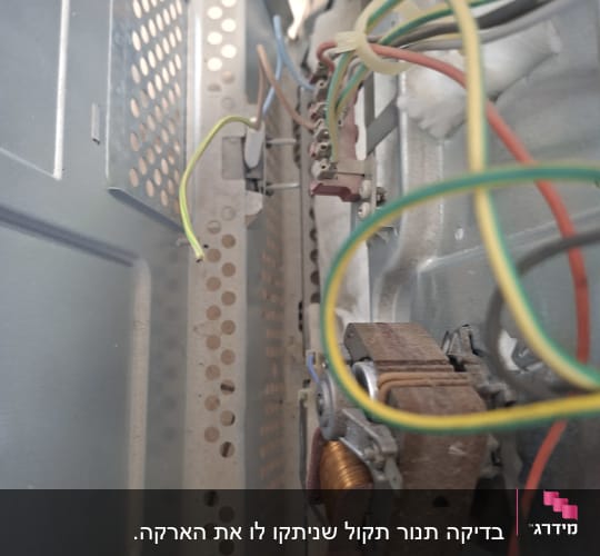 חוטי חשמל בתוך מכשיר אלקטרוני